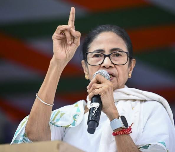 Dr_MonikaSingh_'s tweet photo. ममता दीदी को TMC का कांग्रेस में विलय कर लेना चाहिए ! 

और विलय इस शर्त पर किया जाए की बंगाल की प्रदेश अध्यक्ष बनें और अगले चुनाव में मुख्यमंत्री का चेहरा वही रहें !

अगर ऐसा करती है तो मुझे लगता है पार्टी जितनी बची है वो टूटने से बच जाएगी और 5 सालों में फिर से बंगाल में मजबूत हो कर मुख्यमंत्री बन सकती है !

किस किस को लगता है ये सही है ?