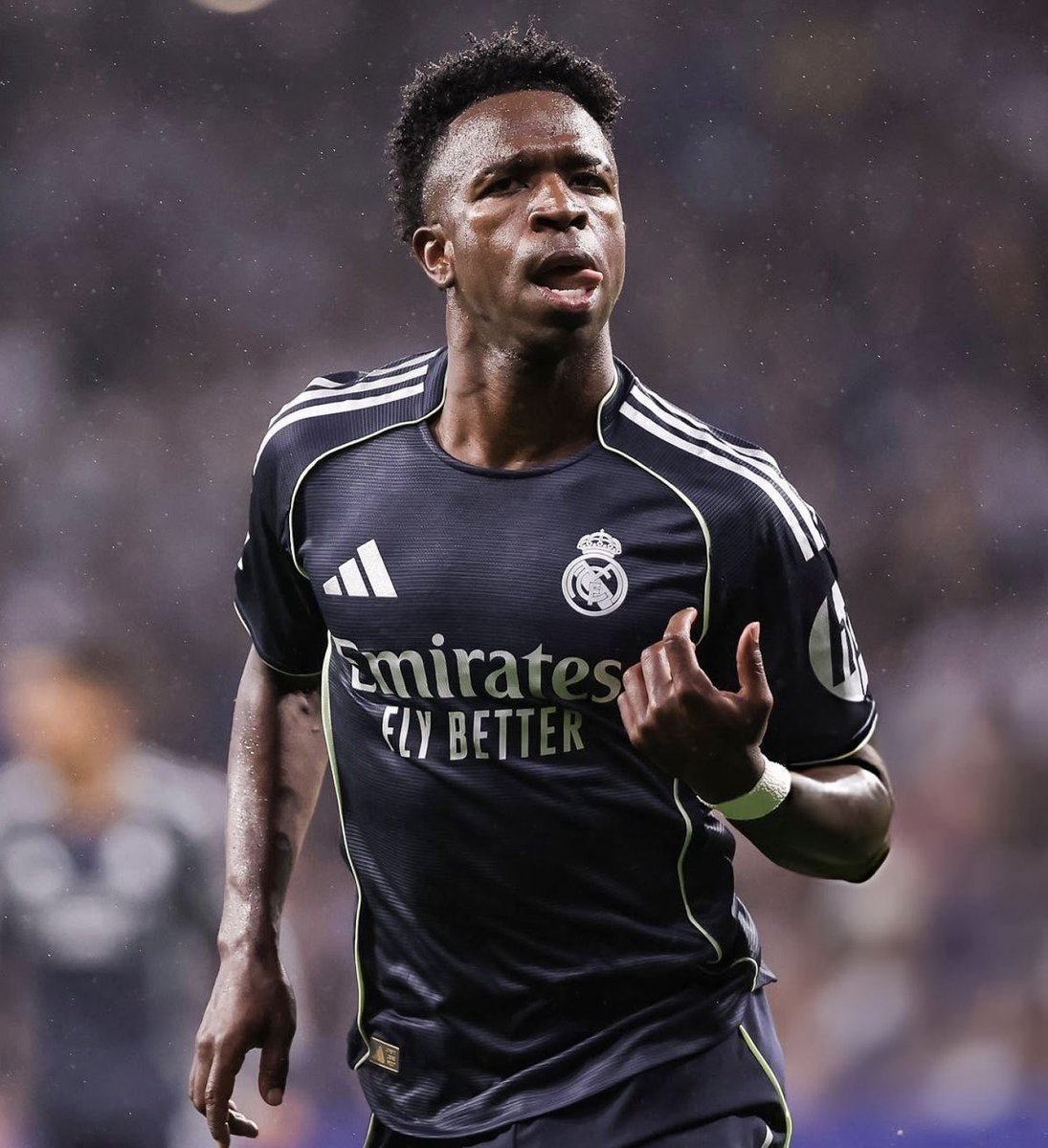 ugonduIj's tweet photo. 🚨💣 NEW: Arsenal remain confident they have a strong chance of signing Vinícius Júnior. 🇧🇷🔴⚪️

👀 According to @Rodra10_97 (via @imxxxd7), the feeling inside Arsenal is that the opportunity remains alive.

⚪️ In Madrid, the message is reportedly clear: everything depends on the player. If Vinícius decides he wants a new challenge, Real Madrid would not stand in his way.

⏳ The final decision is now expected to come from the Brazilian winger.

#AFC #RMFC #ViniciusJr #Transfers