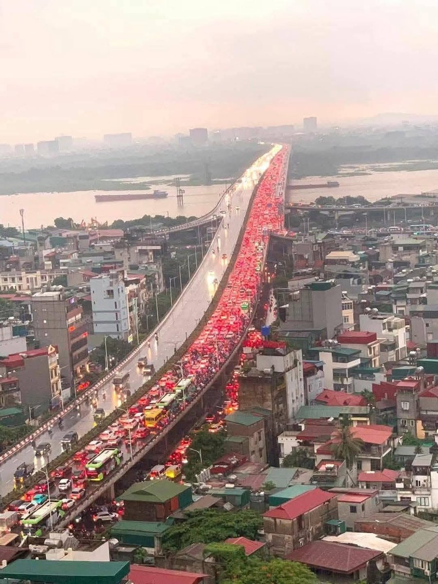 ngahpham's tweet photo. Vinh Tuy bridge in Hanoi this afternoon. People got stuck for hours, just because of an average shower rain, I heard. https://t.co/RjDTCPwhM8