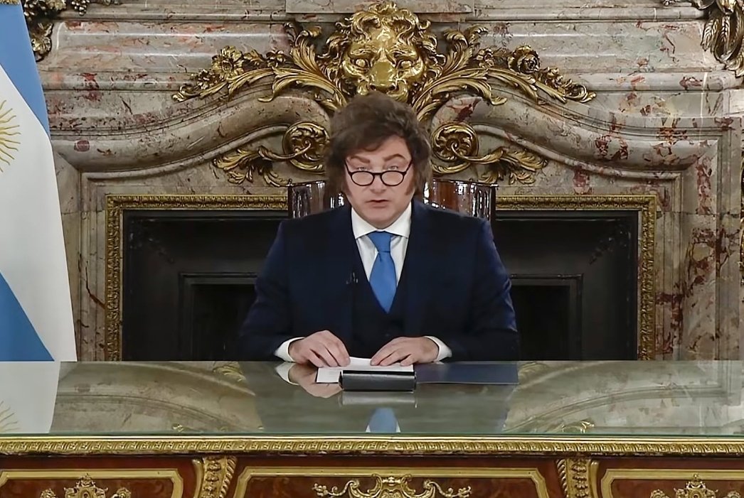 Rafa_Libertario's tweet photo. 🚨MUY IMPORTANTE🚨
Es impresionante la parte que @JMilei dice:

​"Durante lo que dure el grillete, el Presidente, el Vicepresidente, los senadores, los diputados, los ministros, secretarios y subsecretarios no cobrarán un solo peso de sueldo"...

​"Por primera vez en nuestra historia, si la política no hace los deberes, la política pagará el costo, no lo pagará la gente"...

Esto significa que si el Estado nacional incurre en déficit fiscal y no se corrigen las cuentas a tiempo, se activa automáticamente un freno del gasto estatal, osea que solo se pagaran las prestaciones esenciales como jubilaciones, pensiones, asignaciones sociales (AUH), seguros de desempleo, salud, seguridad y defensa nacional, los políticos a vivir de sus ahorros...

🚨 Señores, tenemos al mejor Presidente de la historia argentina 👏👏👏👏👏👏