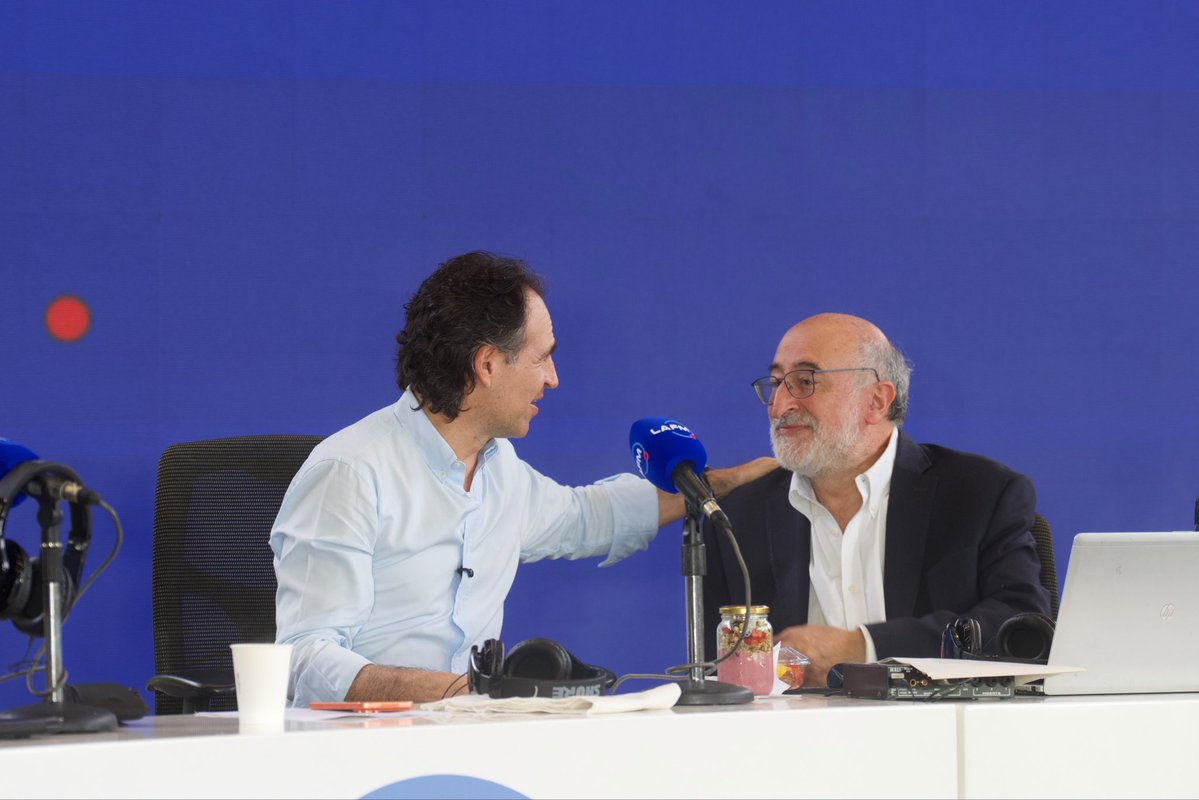 FicoGutierrez's tweet photo. Nos escuchamos en vivo por @lafm desde Parques del Río.
Conversamos sobre el inicio de la Feria de las Flores 🌺.
Bienvenidos todos. https://t.co/thAEhS92bL