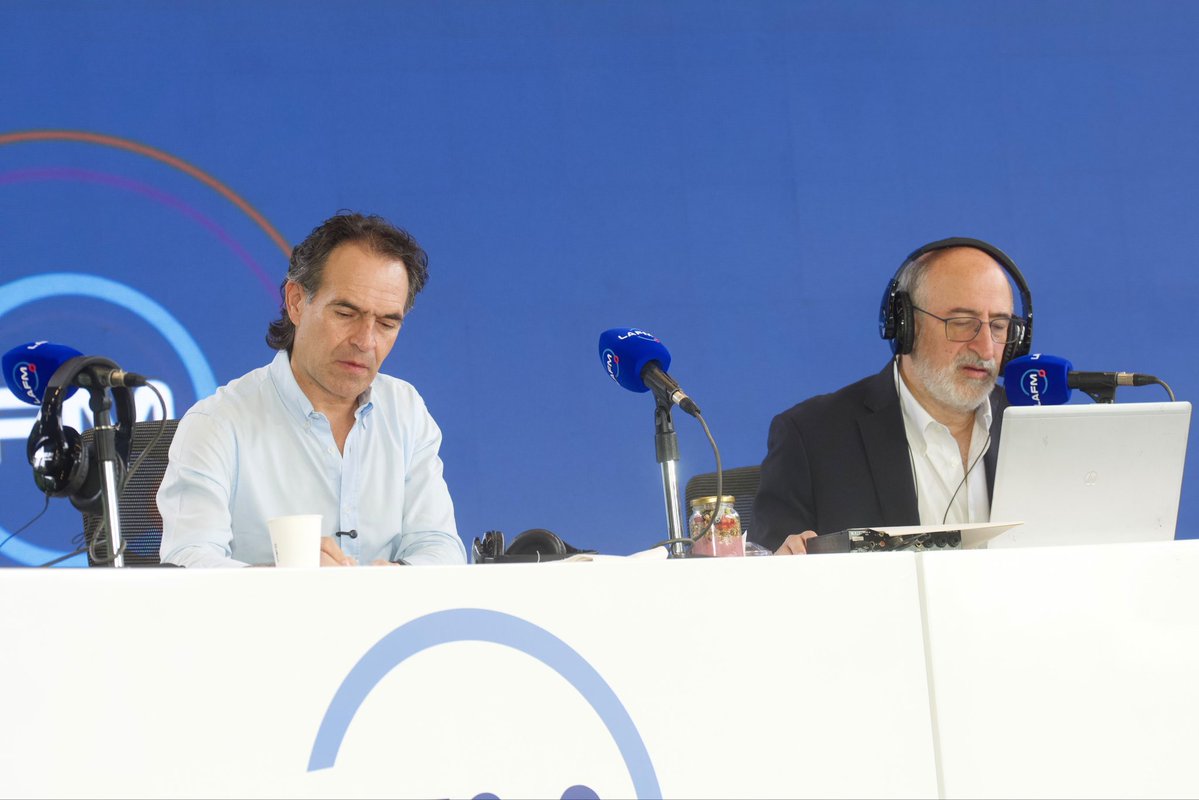 FicoGutierrez's tweet photo. Nos escuchamos en vivo por @lafm desde Parques del Río.
Conversamos sobre el inicio de la Feria de las Flores 🌺.
Bienvenidos todos. https://t.co/thAEhS92bL