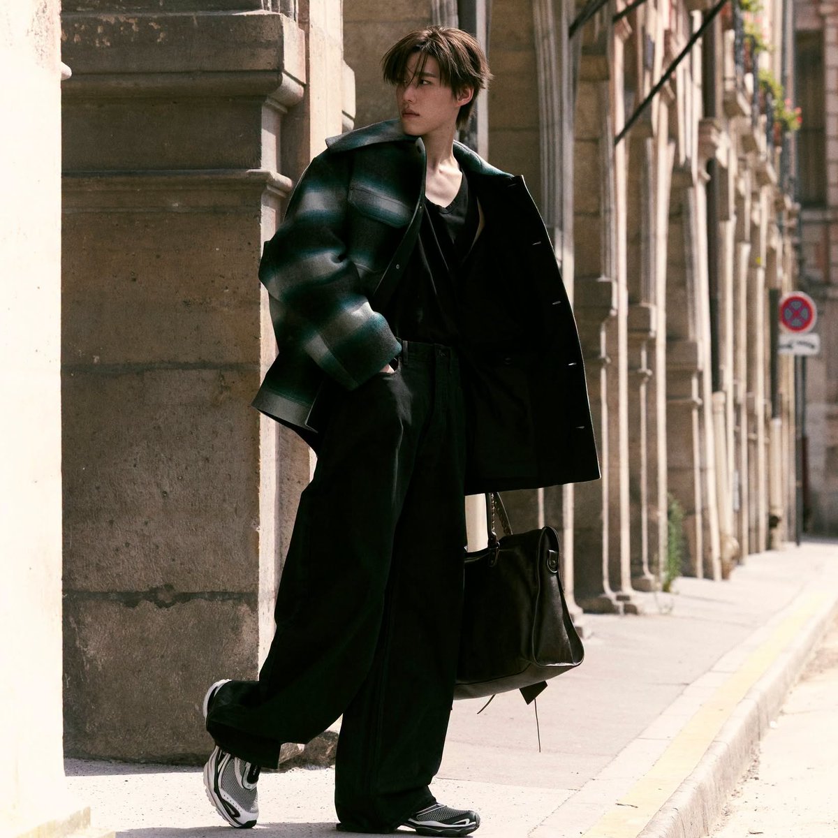 Central_Phuket's tweet photo. PP KRIT AMNUAYDECHKORN IN BALENCIAGA - 55TH COUTURE COLLECTION - STREET STYLE (WINTER 26 LOOK 29) 
 #Balenciaga 
#PPKritt
#BalenciagaxPPKRIT 
#BalenciagaCouture
#CentralPhuket

แบรนด์แอมบาสเดอร์คนสำคัญของ Balenciaga พีพี กฤษฏ์ อำนวยเดชกร ปรากฏตัวในโททัลลุคจาก Balenciaga ณ กรุงปารีส ก่อนร่วมชมแฟชั่นโชว์ Balenciaga คอลเล็กชั่นกูตูร์ครั้งที่ 55

พีพีสวมลุคที่ 29 จากคอลเล็กชั่น Winter 26 โดยพีพีสวมเสื้อแจ็คเก็ตทรงโคคูนและกางเกงยีนส์ Mid Rise Banana Jeans พร้อมแมตช์คู่กับกระเป๋าขนาดใหญ่พร้อมฮาร์ดแวร์ทองรุ่น Le City ทำจากหนังแพะที่ผ่านการฟอกให้ดูเก่า โทนสีน้ำตาลและคาราเมล และสนีกเกอร์รุ่น D'Orsay

BALENCIAGA เปิดให้บริการแล้ว
📍ชั้น 1 ฝั่งฟลอเรสต้า ศูนย์การค้าเซ็นทรัล ภูเก็ต