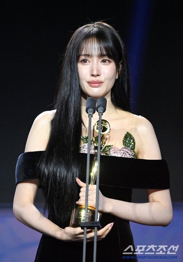 Kdramastars1's tweet photo. 🏆|| فاز #KimGyuwon بجائزة أفضل فنان ترفيهي جديد عن برنامج SNL Korea، فيما فازت #ShimJayoon بجائزة أفضل فنانة ترفيهية جديدة عن برنامج The White Collar، وذلك ضمن حفل توزيع جوائز Blue Dragon Series Awards بدورته الخامسة لعام 2026✨💙
#BlueDragonSeriesAwards2026 https://t.co/QlP79vlVUb