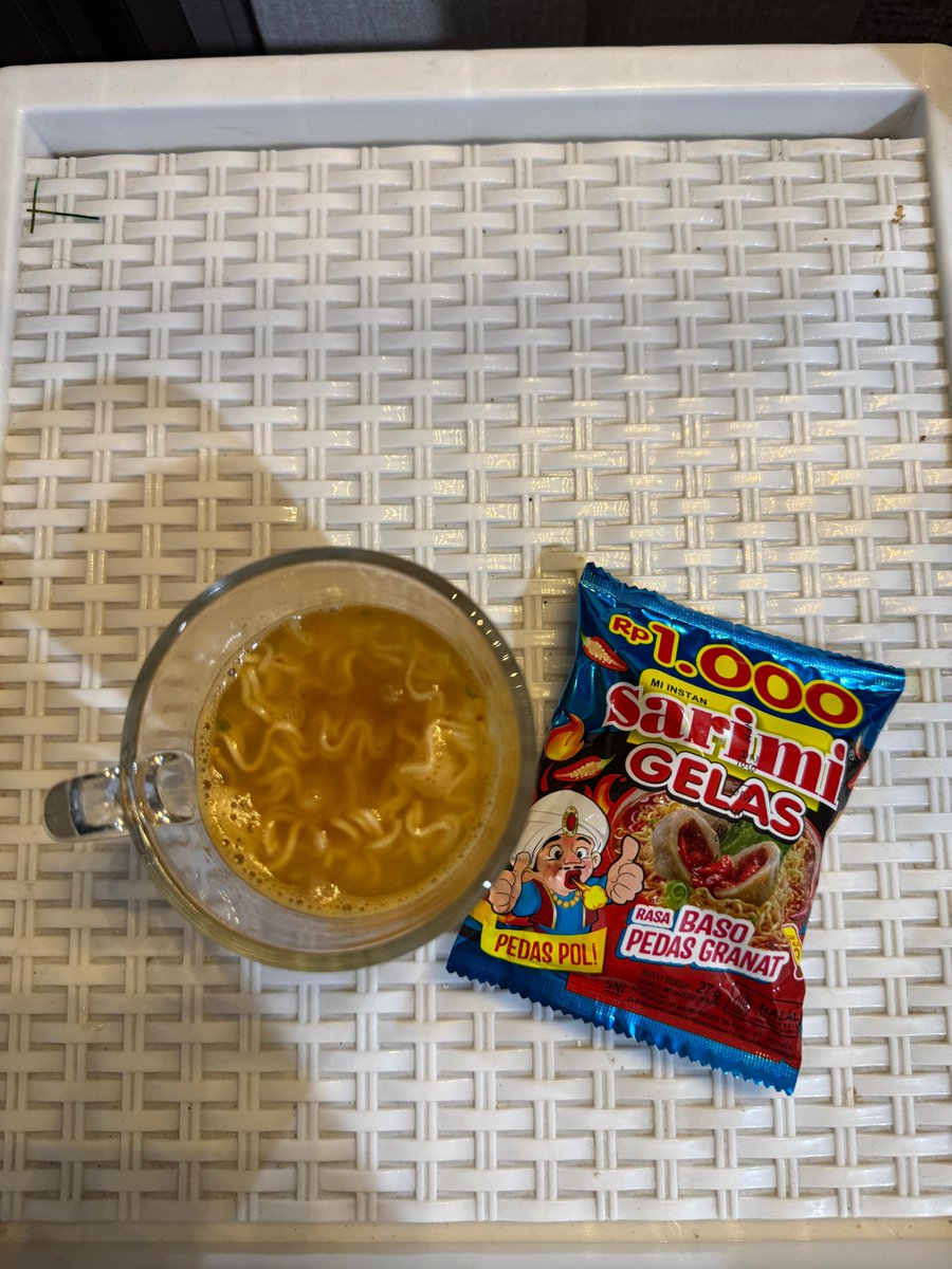 balviree's tweet photo. Pas lagi nunggu pesanan, iseng lihat rak dan ketemu sarimi gelas baso granat. https://t.co/ttea7OXDfy