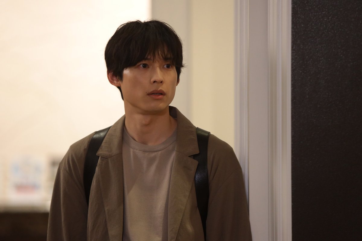 oricon's tweet photo. 📺『告白－25年目の秘密－』
爽太（松村北斗）に“野瀬家の闇”が襲い掛かる
「あなた、麻里子さんの何？」

🔻次週第5話あらすじ
https://t.co/KVfOtzD62w

#土ドラ告白 https://t.co/E4bTrqFdts