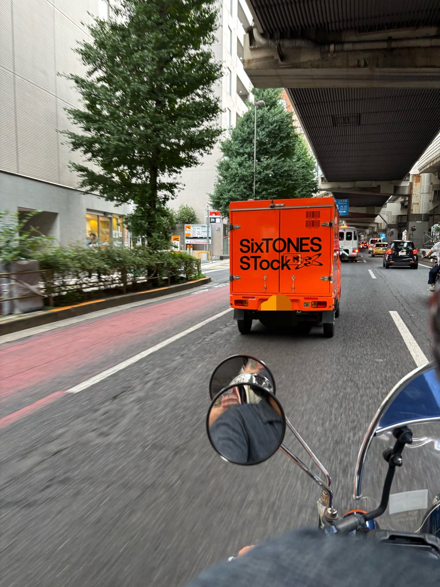pani_cas's tweet photo. SixTONESのトラック？車可愛いかった！
SixTONES STockが何なのかは分からないけど！！！
このデザインでトミカで売ればいいのに！ https://t.co/Od8FIxjZHk