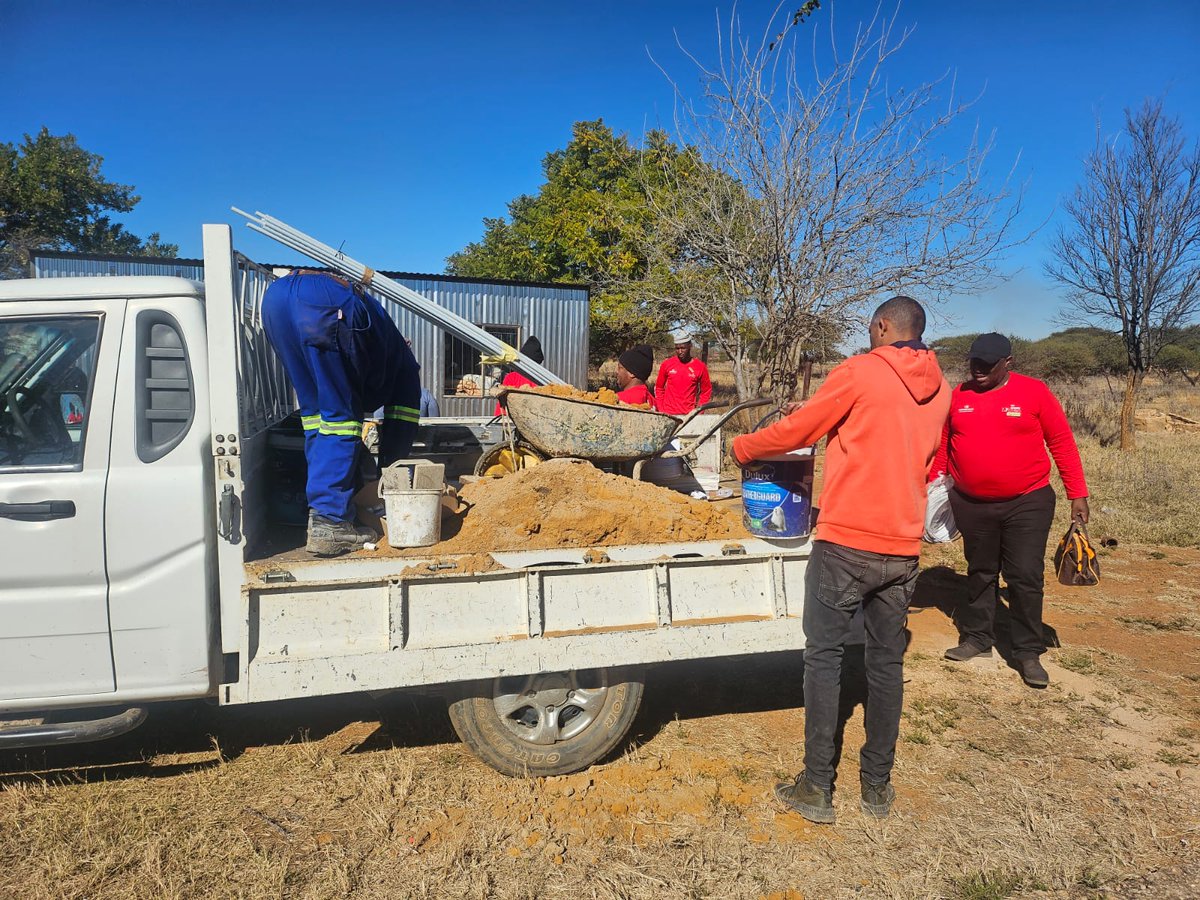 MmabathoPalms's tweet photo. 67 Minutes of Service, “it is in your hands to make a difference.”

This year Mmabatho Palms came together to serve a family whose house had burned down and left in ruins. For months they lived with no proper shelter, no light, and very little hope.
#MandelaDay  #Peermont https://t.co/MjXr249NpQ