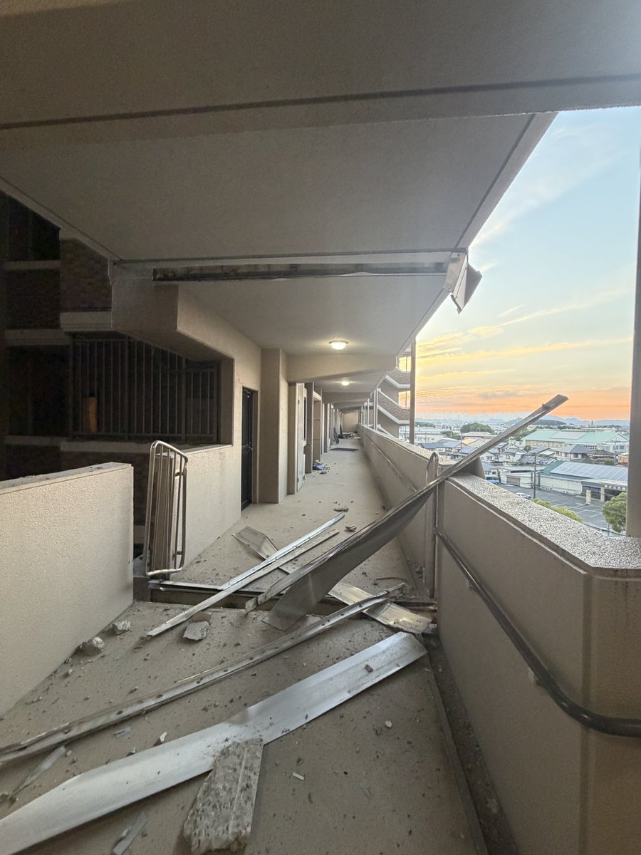 hitoashikun's tweet photo. 八代市内中心部自宅とすぐご近所
昨年2025は大洪水で車が３台全滅。
2026は10年越しの熊本地震🫨
自宅もなかなかひどい有様。避難所での三連車中泊。命あるだけ良い方。
八代にもいつかワンピース像が復興シンボルでできないかな。
個人的には白ひげさんとエースなんてきてらワクワクする😀 https://t.co/yowbPwTkjF