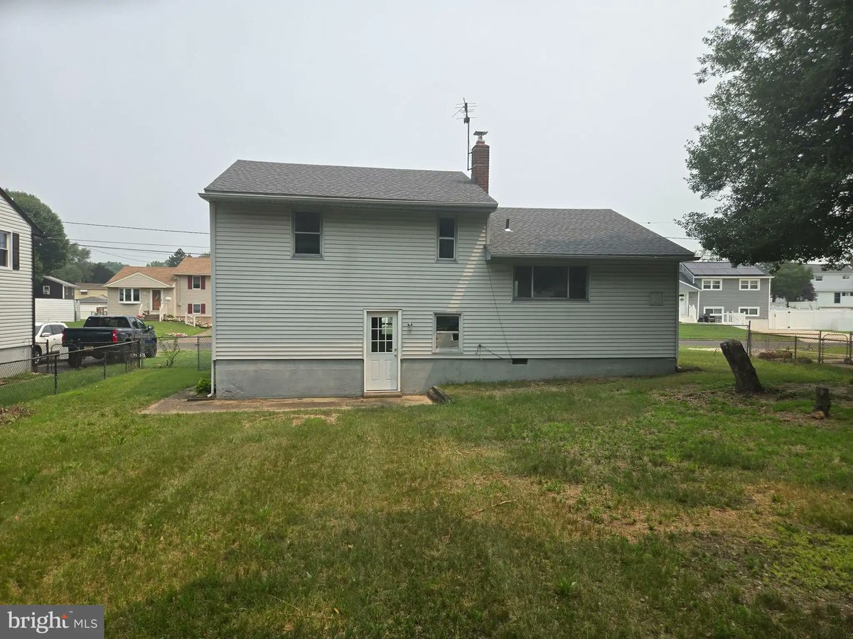 MikeSpinetta's tweet photo. 625 Andrea Road, Runnemede, NJ, 08078
2 bed | 1 bath 1260 Sq. Ft.
Active | 230000
https://t.co/lVO1S4MSVf
Welcome to 625 Andrea Road, located in the desirable Runnemede Gardens neighborhood! This 3-bedroom, 1-bath split-level home is situated on a great street and offers an... https://t.co/qx02pMvrEA