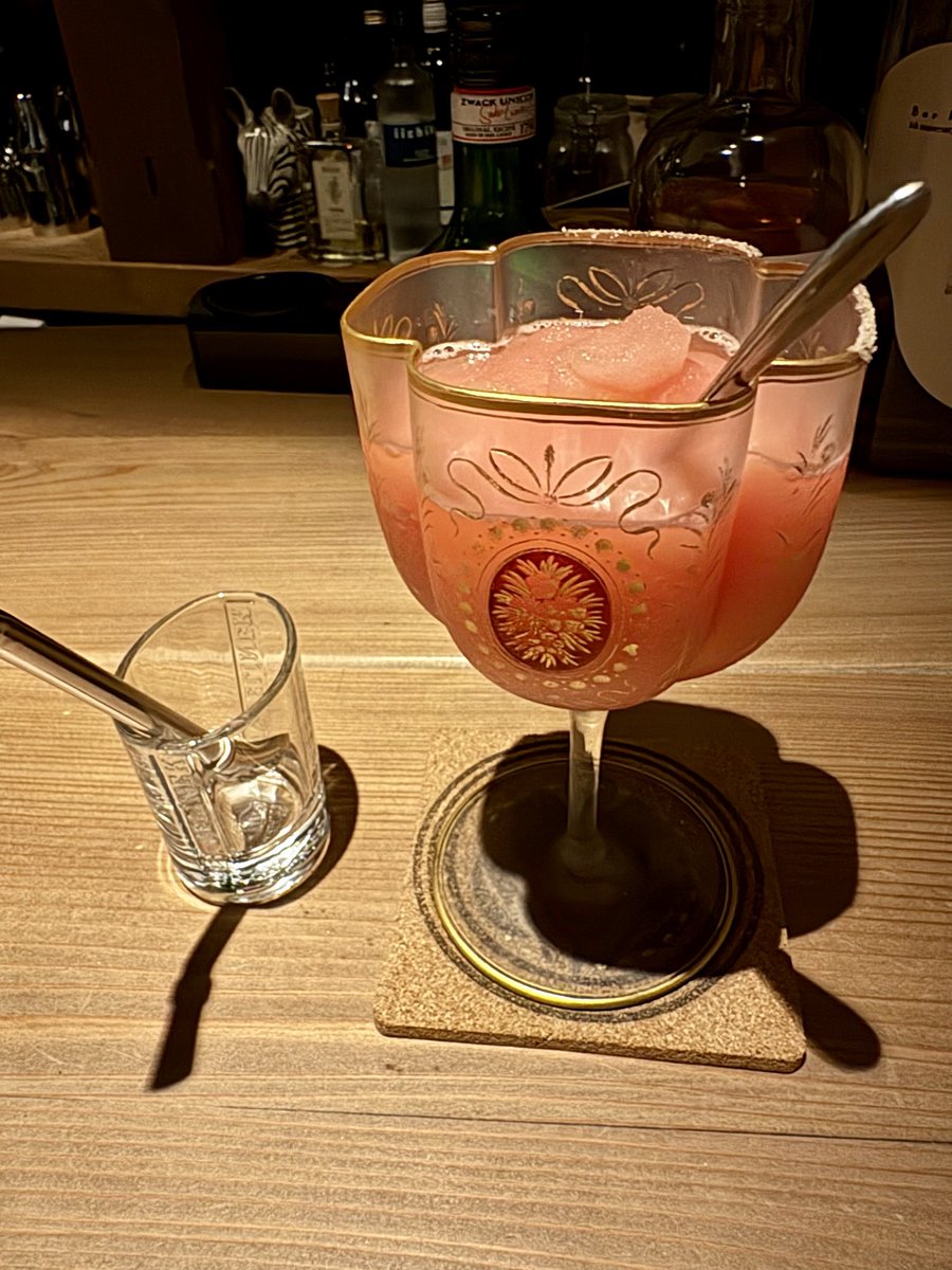 ikadyohn's tweet photo. 一生飲んだくれてたい
スイカのマルガリータ頼んだらアイスみたいの出てきてわろた https://t.co/kNJdxpzNaa