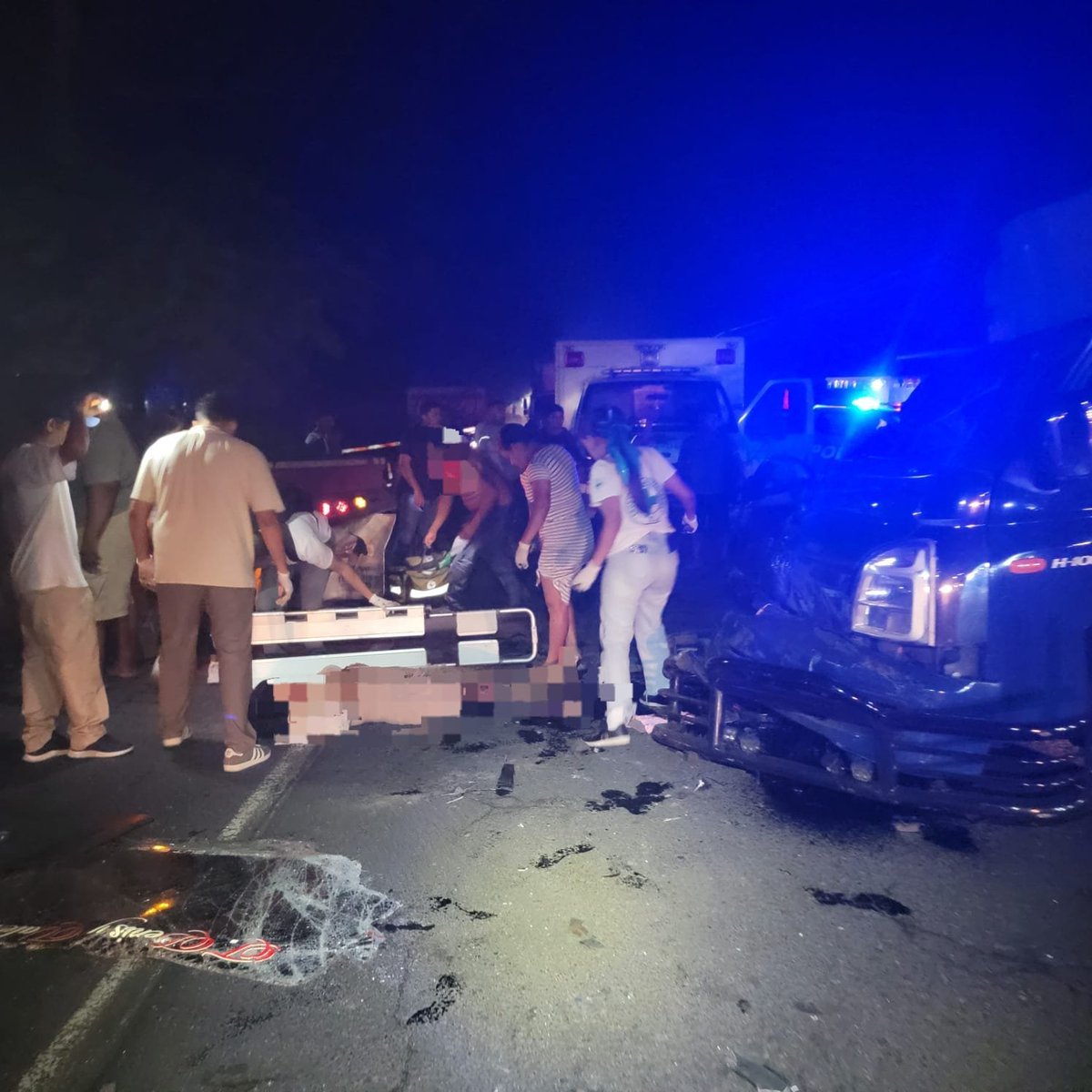 endesarrollo_sv's tweet photo. #EnLaMadrugada

5 personas sufrieron lesiones en un accidente sobre carretera Troncal del Norte, a la altura del estadio Hans Usko, Guazapa.
Una rastra, un camión de trasladado de personas y otro vehículo son los involucrados.
@CvsOficial estabilizó y trasladó a los afectados. https://t.co/v4xxygzEdn