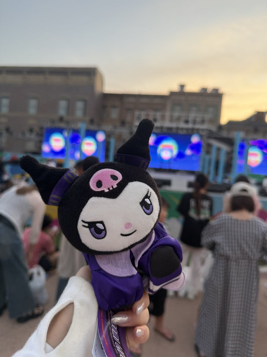 m_chesha's tweet photo. 新喜劇に飛び立つ彼とユニバでびしょ濡れになるワイ https://t.co/ng8L9rOFxN