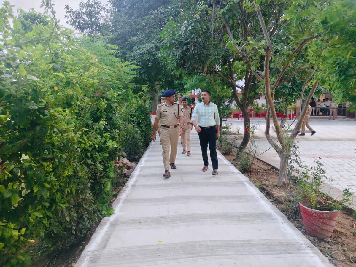 lkopolice's tweet photo. माननीय मुख्यमंत्री उ0प्र0 के कार्यक्रम के दृष्टिगत @LoJcp द्वारा सुरक्षा व्यवस्थाओं का जायज़ा लिया गया व संबंधित अधिकारियों/कर्मचारियों को दिए आवश्यक दिशा निर्देश। 
@Uppolice @CMOfficeUP @UPGovt https://t.co/09aPztxrA9