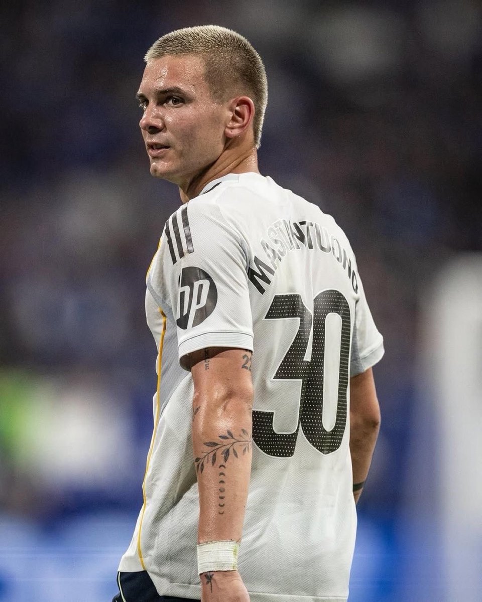 MadridUniversal's tweet photo. 🚨 BREAKING: Franco Mastantuono is not in the squad list against Fiorentina because Real Madrid are negotiating his loan to another club. 

— @benfeerr https://t.co/ZESxjrR05K