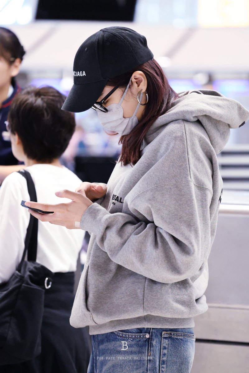 b_for_faye's tweet photo. Looks so happy 🤭☺️😊

🌻🍑
#FayeAtom1stFMinManila 
#FayeAtom #FayePeraya #AtomPariya https://t.co/3ChcFM6WXO