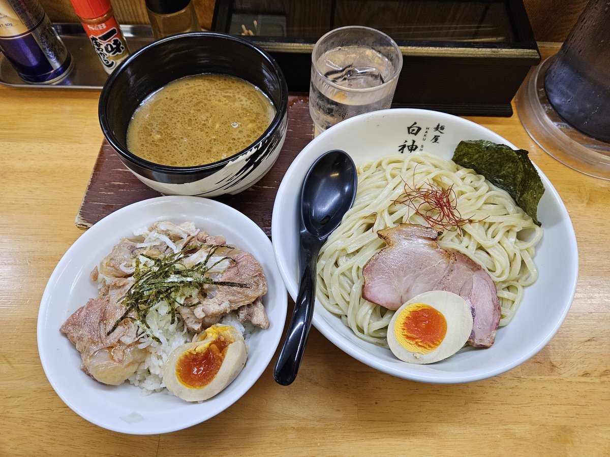 Teee05201453's tweet photo. 本日の夕食。

・岐阜県関市
・麺屋白神(20回目)
・つけ麺(1020円)
　軟骨飯(450円)

前回、初見の女性店員���んに、あつも���でお願いしましたがひやもりで提供されまあいいかと思って食べましたが、今日のよく見かける女性店員さんはそのままで大丈夫かわざわざ確認してくれてあつもりで注文しました。 https://t.co/RDWoT6ISvQ