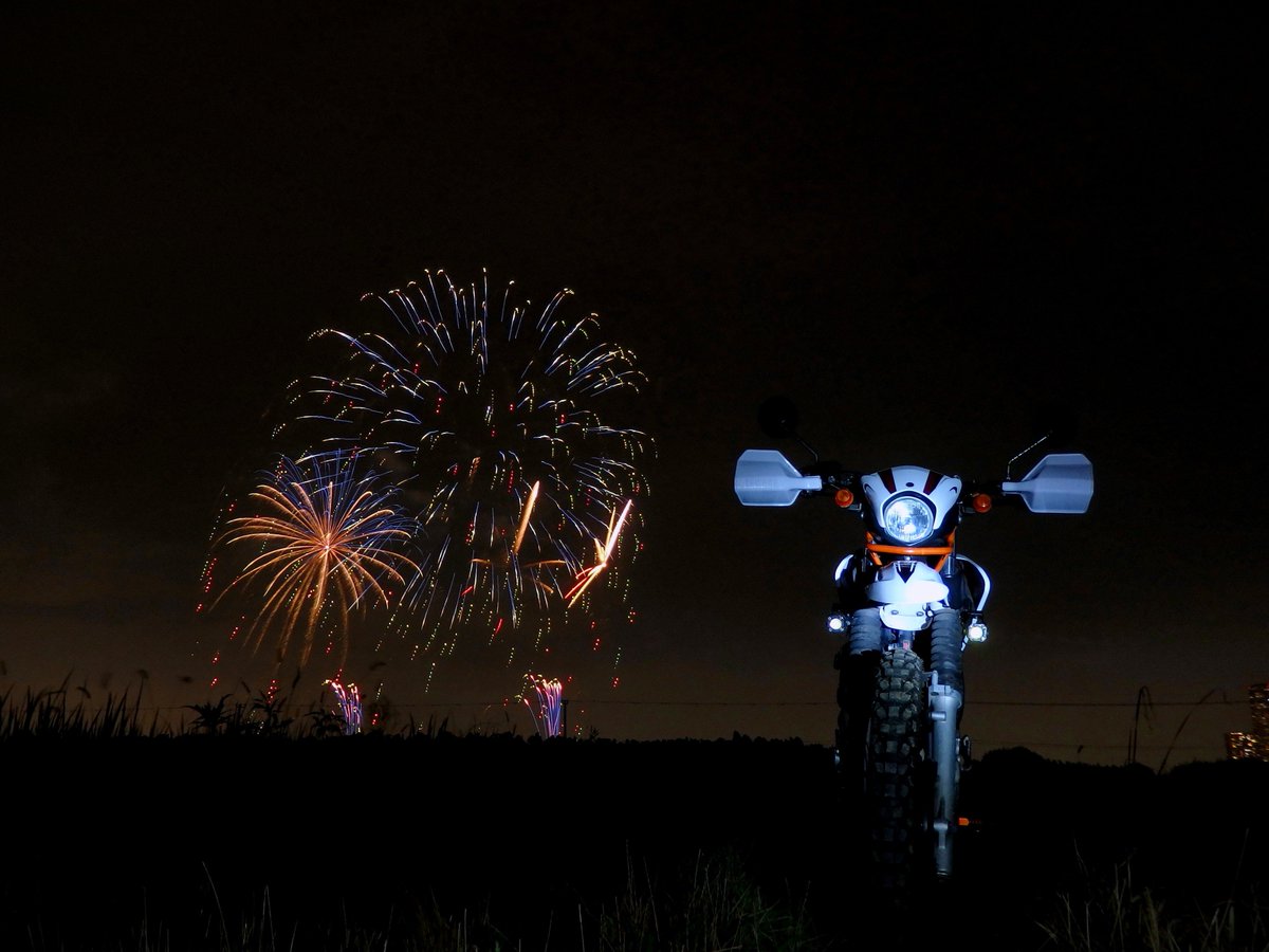 2Serow's tweet photo. Fireworks https://t.co/SpQCpnLWuI