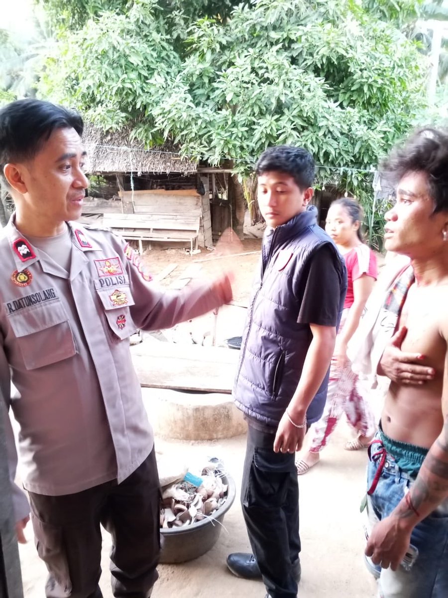 Polresbolmut_'s tweet photo. Respon Cepat Layanan 110,Personil Polsek Bintauna  Polres Bolmong Utara Turun TKP Menindaklanjuti laporan masyarakat melalui layanan 110 terkait adanya keributan menggunakan sajam Di desa Kuhangan, Kecamatan Bintauna, personil polsek Bintauna  segera mendatangi Tempat Kejadian https://t.co/bobFRem2oX