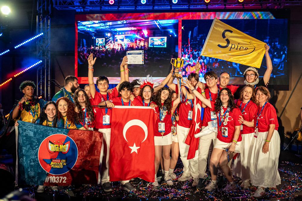 HituKurumsal's tweet photo. Hitit Üniversitesi öğretim üyesi Prof. Dr. Ebru Gökmeşe ile yüksek lisans mezunu Büşra Şahin'in bilimsel katkı sunduğu İzmir Çiğli Aydoğan Yağcı Bilim ve Sanat Merkezi (BİLSEM) Robotik Takımı SPICA, dünyanın en prestijli robotik organizasyonlarından biri olan FIRST LEGO League Open International Championship Greece 2026'da dünya şampiyonu oldu.

✍️ https://t.co/GeRwF9dzap

#HititÜniversitesi @ProfAliOzturk