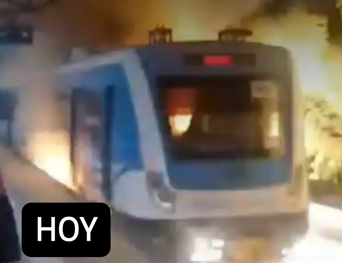 El_Prensero's tweet photo. 🚨 Hace poco más de un mes, una formación del Tren Mitre casi se prende fuego en la estación Tres de Febrero.
🚨 Hoy pasó lo mismo, solo que el fuego generó más daños.

Esto pasa cuando el Estado se retira, y solo aparece para llevar el boleto de $85 a $1320. https://t.co/6KzGxoMAsa