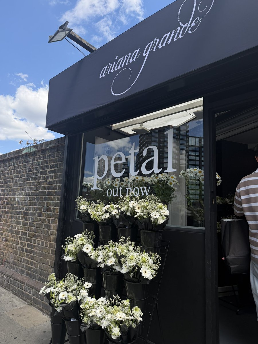 aritilz's tweet photo. free petal bouquet in london 🥹🩶 https://t.co/9uAuj7P3qy