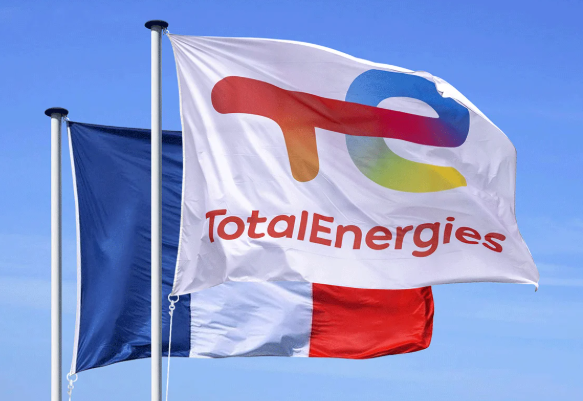 LeaBourseFR's tweet photo. 🚨TotalEnergies prend en charge le carburant des pompiers tout l’été.

Pendant ce temps, LFI réclame depuis DES ANNÉES la nationalisation du groupe.

Petit rappel : EDF a été nationalisée en 1946.
Pendant 70 ans, l’État en a été l’unique actionnaire.

(même après 2005, l'entreprise est restée quasi nationalisée)

Résultat dès 2022 :
→ 50 milliards d’euros de pertes
→ 64 milliards de dette
→ un renflouement en URGENCE pour éviter la faillite

Depuis : l'entreprise nationalisée n'a pas distribué un seul centime pendant les canicules (à la place elle a demandé des milliards au contribuable).

Il y a des moments où la meilleure politique industrielle, c'est de laisser les entreprises privées faire ce qu'elles savent faire.