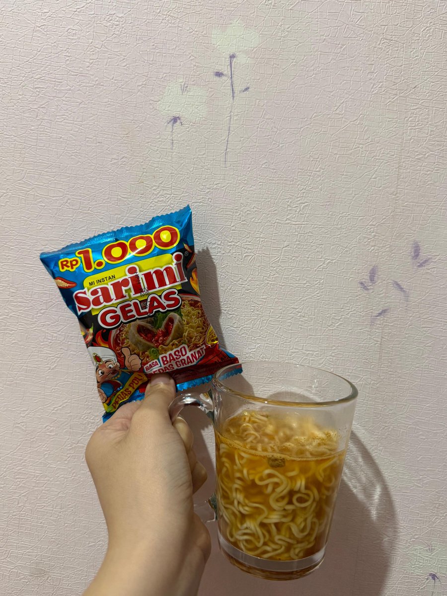Pedroo080's tweet photo. Waktu cari mi buat stok di kos, tanpa sengaja nemu sarimi gelas baso granat. https://t.co/WrifoTq0io
