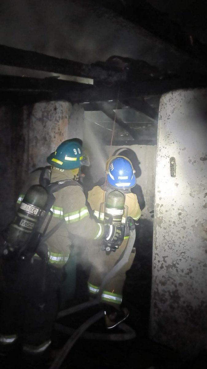 endesarrollo_sv's tweet photo. @BomberosSV atendió emergencia por incendio estructural en una vivienda ubicada en cantón Changallo, San Juan Opico.
El fuego dejó una víctima mortal, que fue descubierta dentro de la casa, por los socorristas, cuando combatían las llamas. https://t.co/LyB24FT7h7