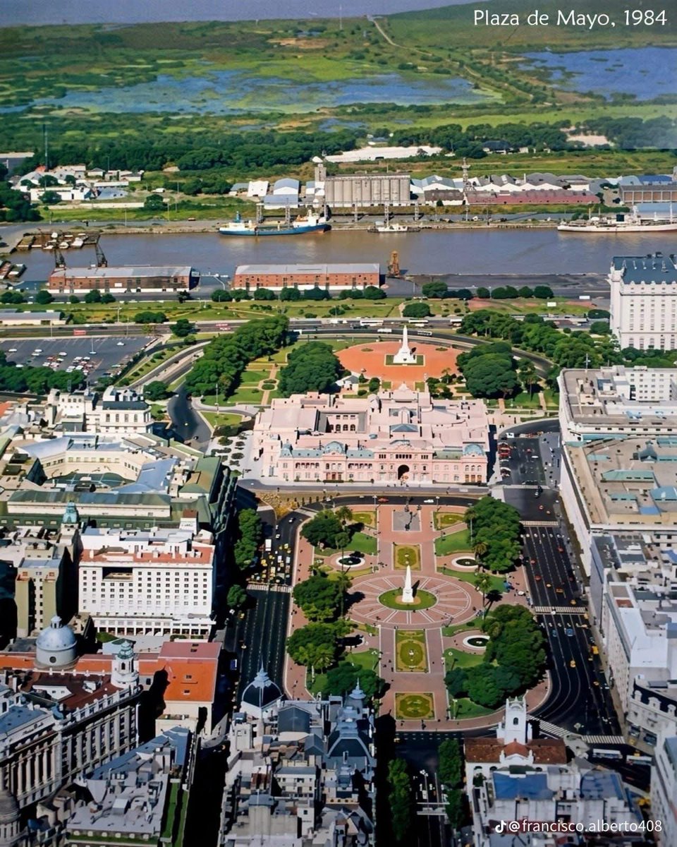 BowTiedMara's tweet photo. Casa Rosada with zero Puerto Madero in the background 

📍Plaza de Mayo, Buenos Aires, 1984 https://t.co/mZ3qm14Wxg