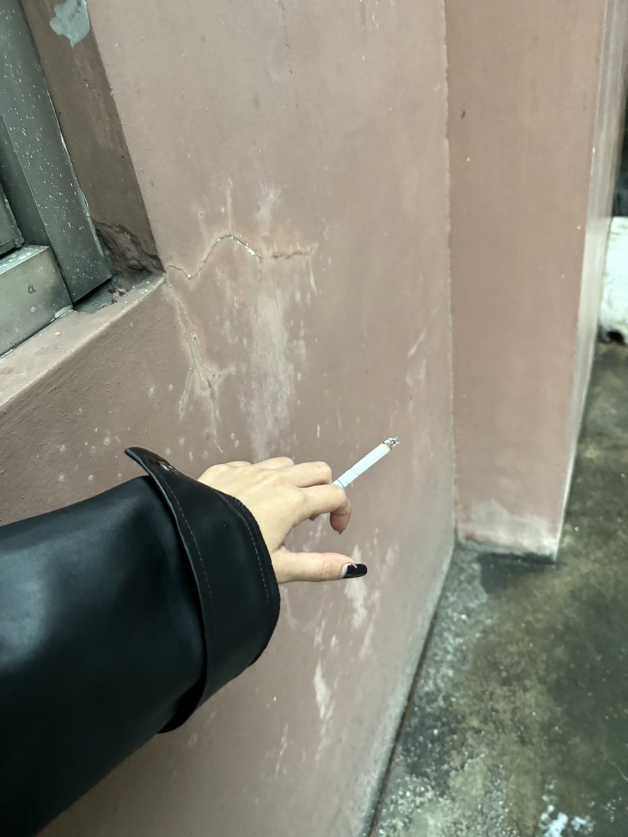 lotusofarc's tweet photo. friday 🚬 https://t.co/L2lFoBKqwx