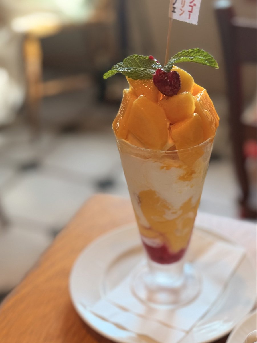mirukamakura's tweet photo. 鎌倉のカリスマカフェ
カフェヴィヴモンディモンシュ

夏はマンゴー🥭パフェを食べるのが定番、今年は8月4日で終売
次は8月7日からレモンシュ🍋こちらも楽しみ

堀内マスターがいれるコーヒー
エチオピアイルガチョフの中深煎りを

平日でも10分から20分待ちです
#鎌倉カフェ https://t.co/eqKWr4bgGe