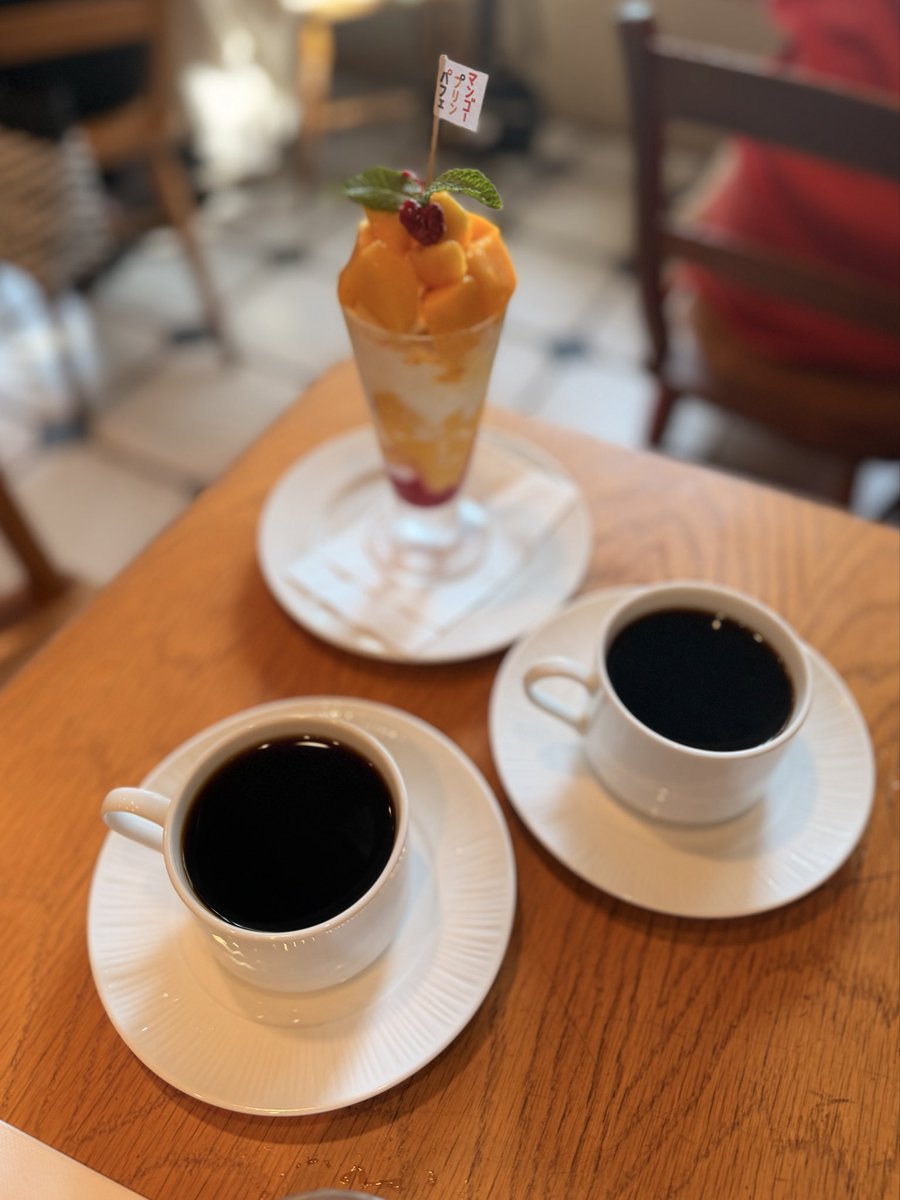 mirukamakura's tweet photo. 鎌倉のカリスマカフェ
カフェヴィヴモンディモンシュ

夏はマンゴー🥭パフェを食べるのが定番、今年は8月4日で終売
次は8月7日からレモンシュ🍋こちらも楽しみ

堀内マスターがいれるコーヒー
エチオピアイルガチョフの中深煎りを

平日でも10分から20分待ちです
#鎌倉カフェ https://t.co/eqKWr4bgGe