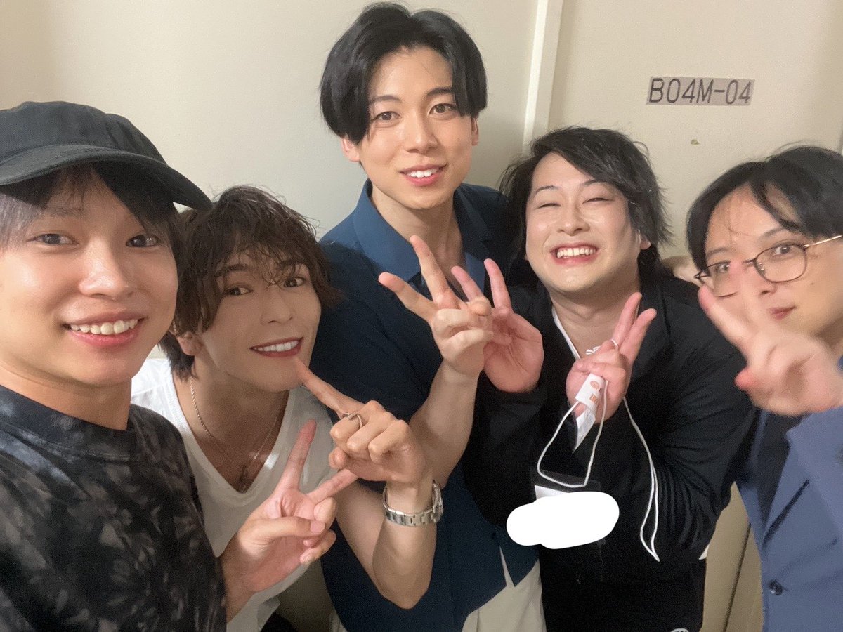 reoleohima's tweet photo. 本日ご一緒した皆様！

佐藤流司さん
BSPでお馴染みの先輩同輩
CAUで一緒のまさ

他にもたくさん刺激をもらえる素敵なメンバーで上演してます！

名古屋からはらけんも駆けつけてくれてありがとうだし
あつなりは稽古からずっとみんなを支えてくれてほんとにありがとう！

#himawariBD
#ビヨンドドーン https://t.co/VNvB7GMAuI