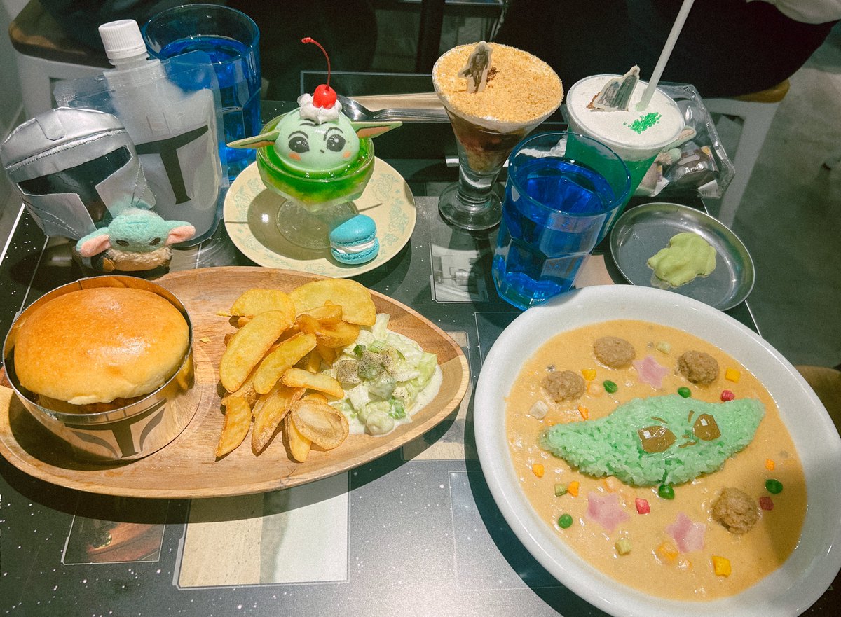 circo5's tweet photo. ありさとスターウォーズカフェに行ってきた🪐ﾀｽｹﾃ…の親子 https://t.co/H9HVu04R3N