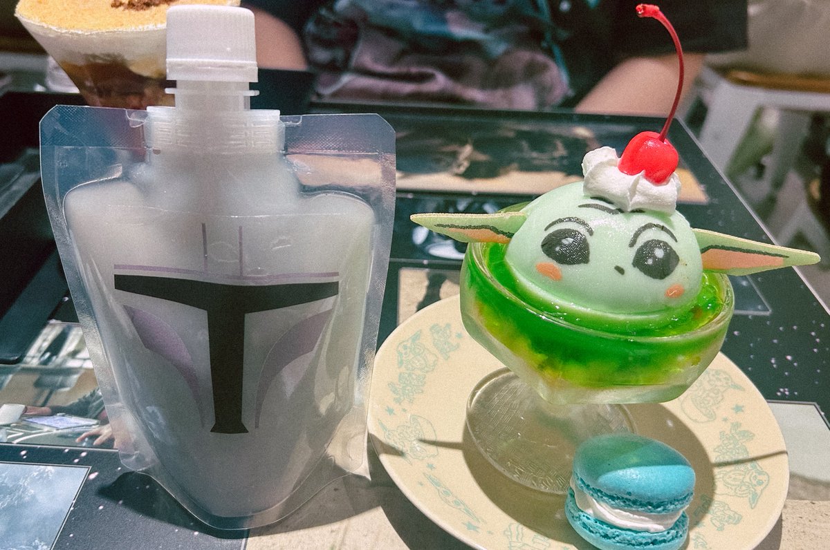 circo5's tweet photo. ありさとスターウォーズカフェに行ってきた🪐ﾀｽｹﾃ…の親子 https://t.co/H9HVu04R3N