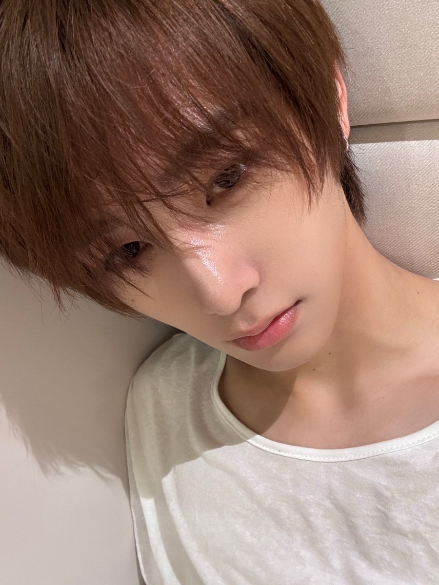 anxntaku's tweet photo. 안신이 플챗에 셀카 너 미친거야 https://t.co/lZQSFDdOrd