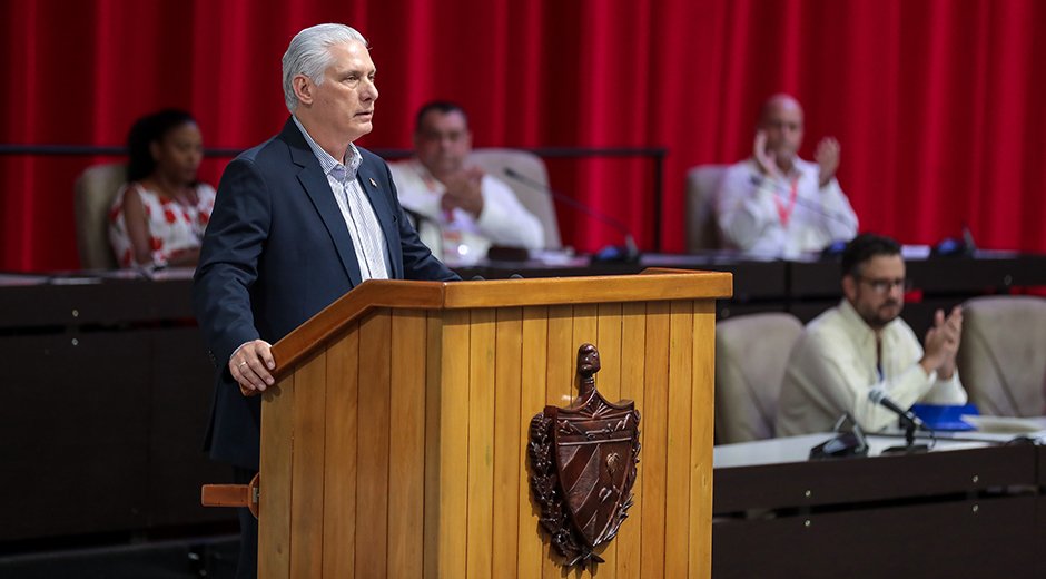 YaquedeCuba's tweet photo. La Revolución no se doblega y no se rinde (...) El camino es difícil, la situación es compleja, pero la voluntad de vencer es incalculable.

Miguel Díaz-Canel Bermúdez  

#CubaSoberana 
#YoSigoAMíPresidente https://t.co/xE0y8FE5Of