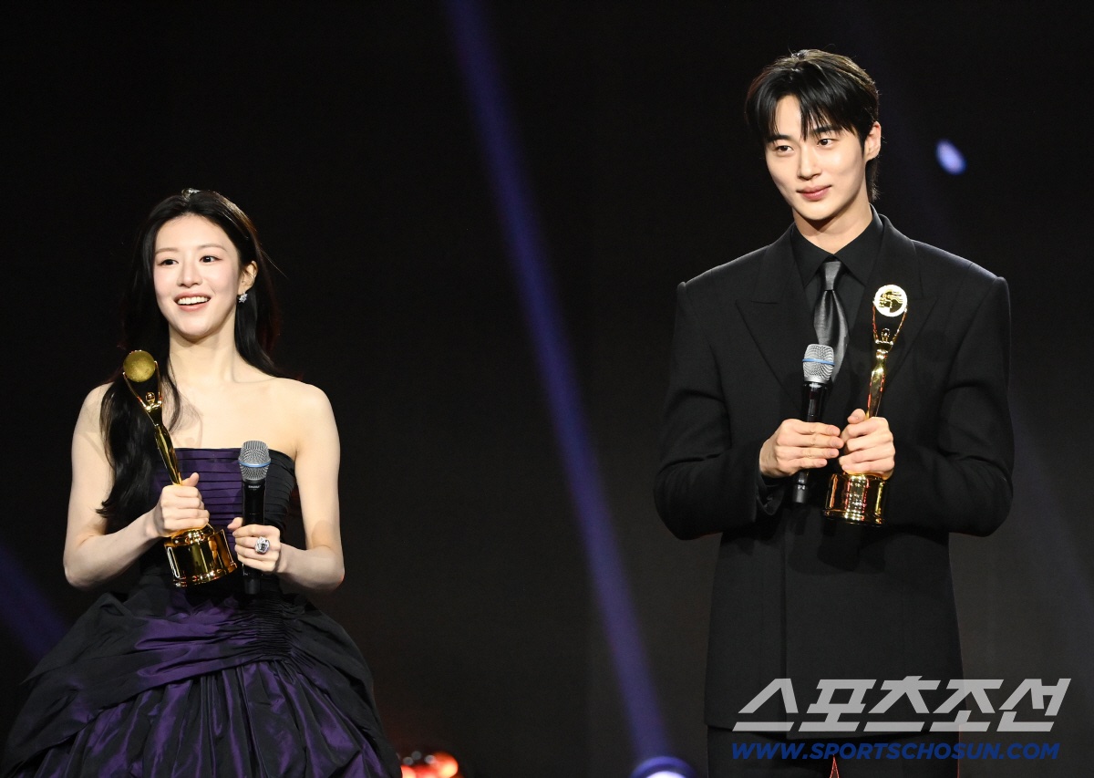 kdramasdiary's tweet photo. • Popularity Award (female) - #GoYounjung 
• Popularity Award (male) - #ByeonWooseok https://t.co/CdbZzTPpW2
