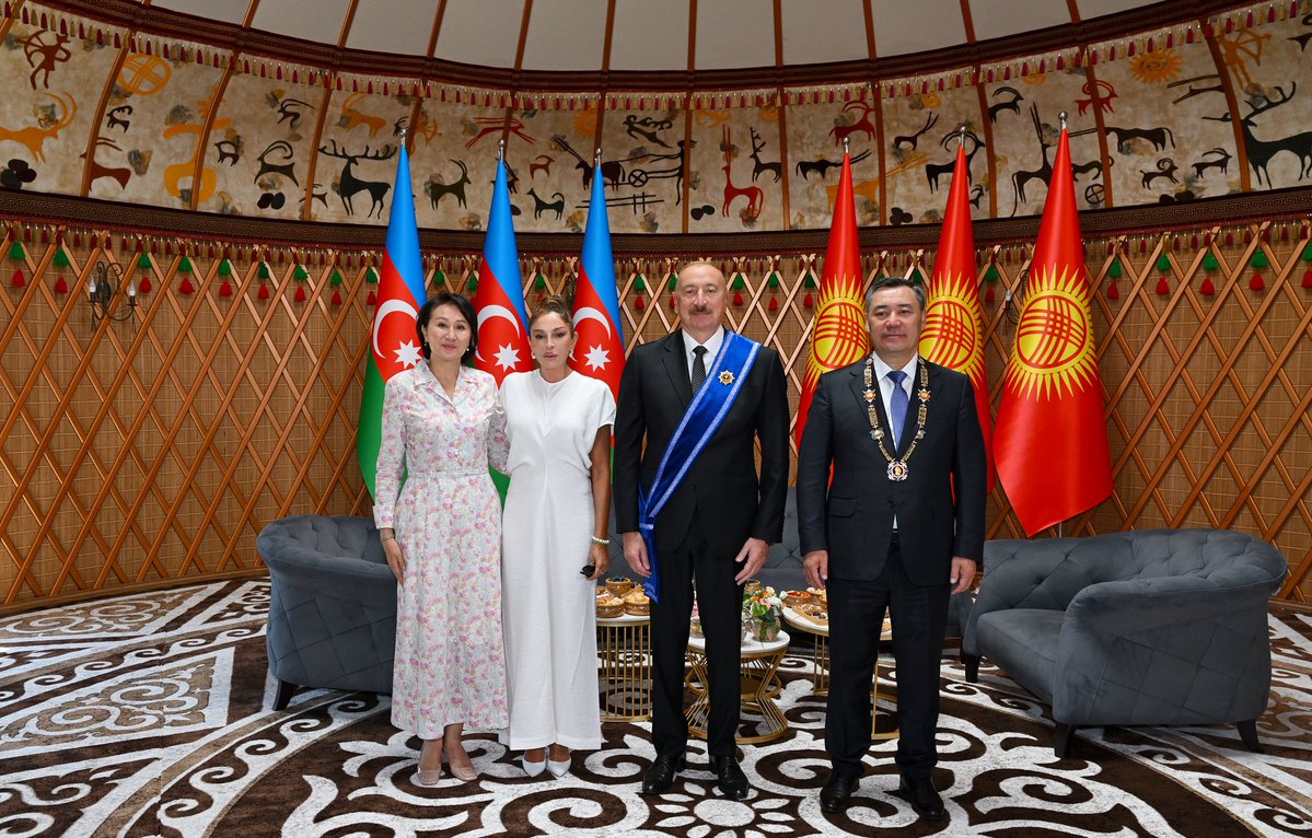 1VicePresident's tweet photo. ✔İyulun 31-də Çolpon-Ata şəhərində Qırğız Respublikasının Prezidenti Sadır Japarovun və birinci xanım Ayqul Japarovanın adından Azərbaycan Respublikasının Prezidenti İlham Əliyevin və birinci xanım Mehriban Əliyevanın şərəfinə dövlət ziyafəti verilib.
✔A state banquet was hosted on July 31 by President of the Kyrgyz Republic Sadyr Zhaparov and First Lady Aigul Zhaparova in honor of President of the Republic of Azerbaijan Ilham Aliyev and First Lady Mehriban Aliyeva in Cholpon-Ata.
✔31 июля в городе Чолпон-Ата от имени Президента Кыргызской Республики Садыра Жапарова и первой леди Айгуль Жапаровой был дан государственный прием в честь Президента Азербайджанской Республики Ильхама Алиева и первой леди Мехрибан Алиевой.

#IlhamAliyev 
#MehribanAliyeva