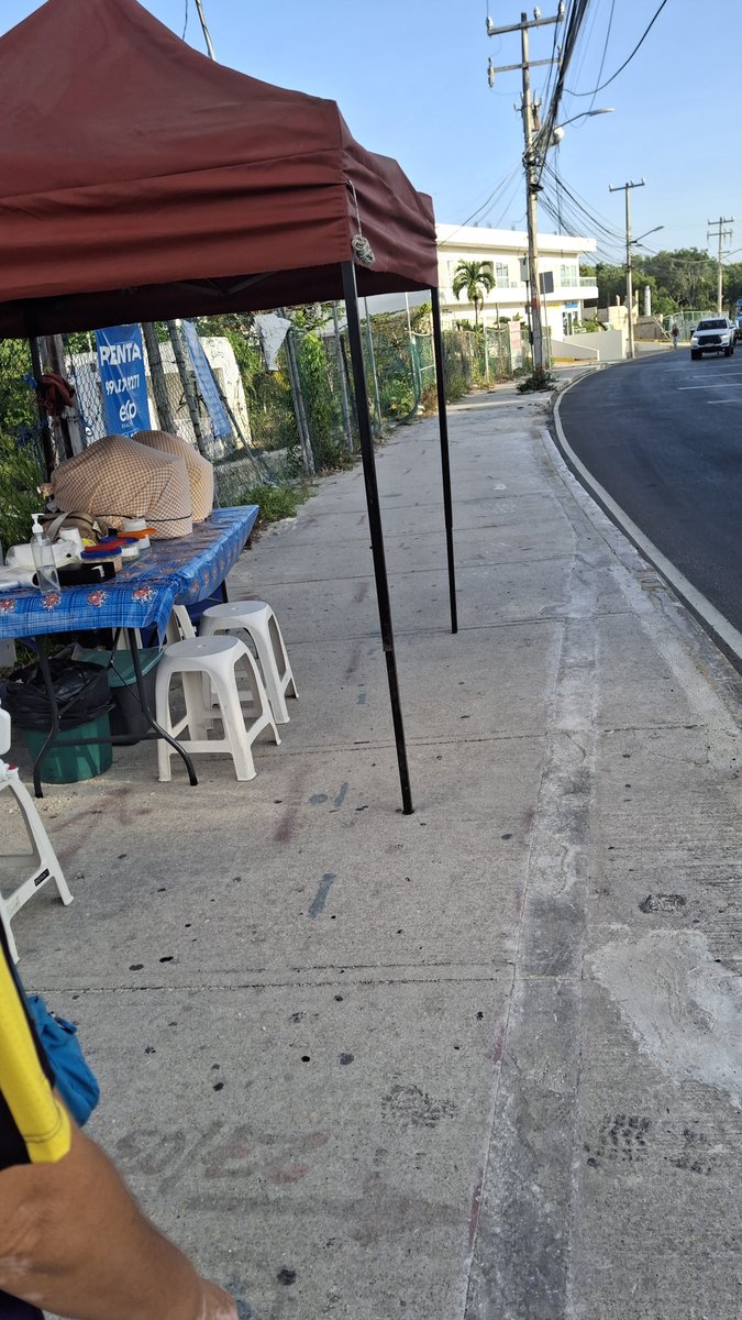 CancunReport's tweet photo. @SedeturQROO @MaraLezama @AytoCancun @anapatyp Gracias por limpiar y poner aviso de no tirar basura ya desde hace dias en ese mismo lugar se pone un puesto de tacos a las 7 am de lunes a viernes 

No se en este caso si sea permitido. https://t.co/101TihsOdi