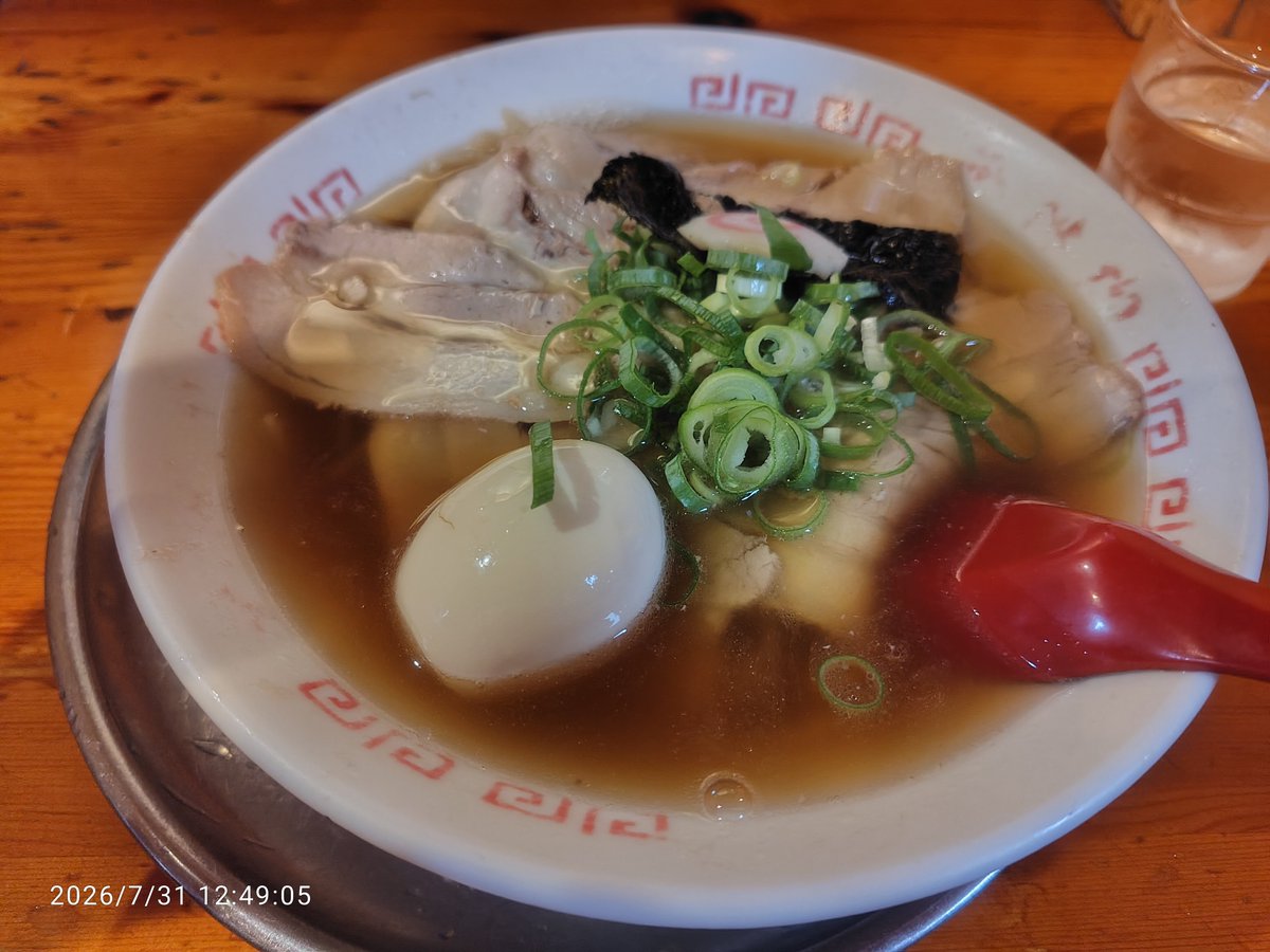 92akky's tweet photo. 今日のお昼は、無鉄砲総本店で正油チャーシュー麺。豚骨ちゃうんかよ、て言われるかも、ですが、正油ラーメンも美味いんすよ。
#ラーメン #無鉄砲 #チャーシュー麺 https://t.co/QjcKLrknLJ