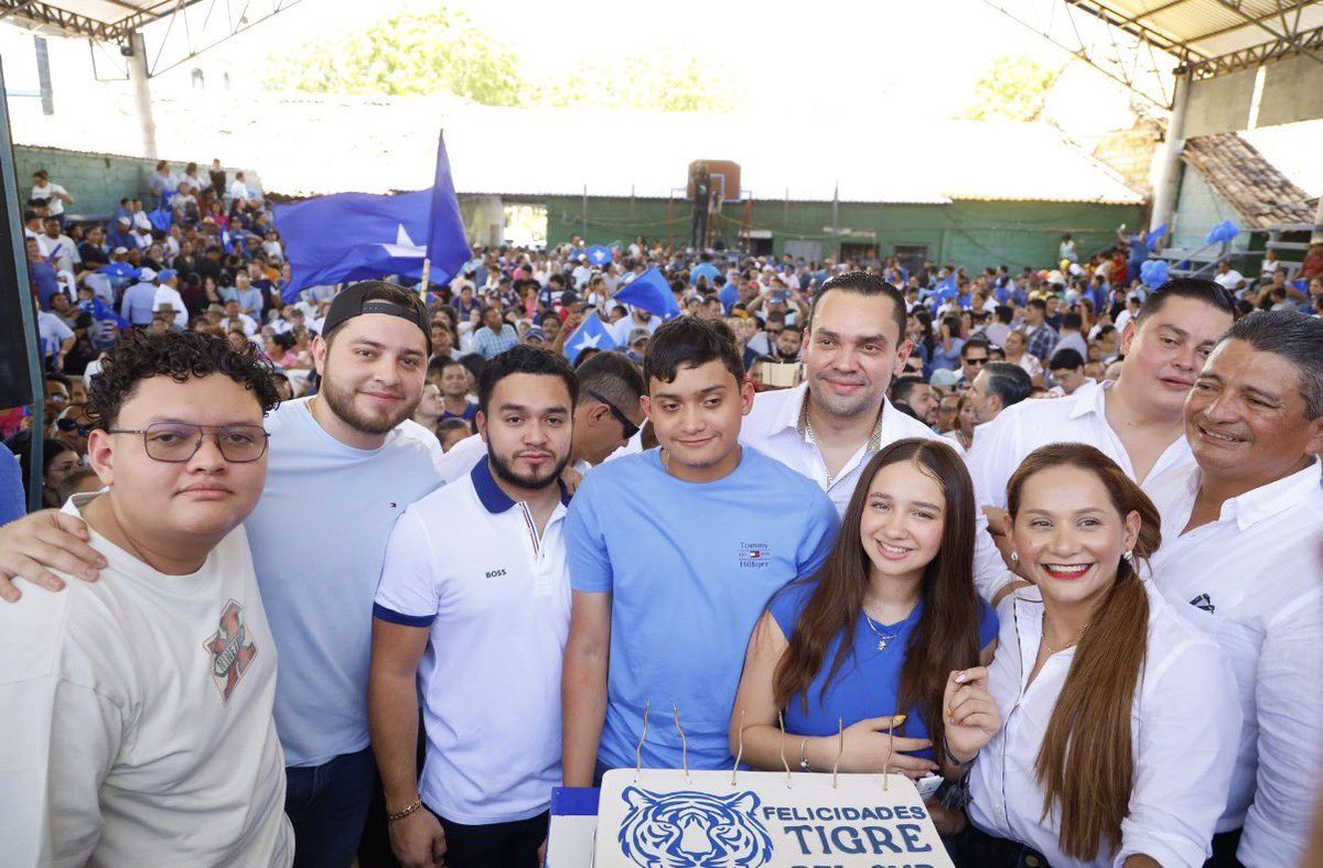 TommyZambranoM's tweet photo. Quiero expresar, desde lo más profundo de mi corazón, mi más sincero agradecimiento por la vibrante y emotiva celebración de mi cumpleaños que tuvo lugar ayer en mi amada Nacaome.

Me habían dicho que llegarían muchos amigos a saludarme, pero jamás imaginé encontrarme con tan numerosa y valiosa presencia de correligionarios, líderes de base, alcaldes, diputados y dirigentes de todo el país de nuestro Partido Nacional. Fue una tarde inolvidable, llena de alegría, música y baile… pero, sobre todo, de profundo compromiso. 

Compromiso con el pueblo hondureño, para trabajar sin descanso y cumplir las promesas de campaña que nos permitieron conquistar su apoyo en las urnas.

Compromiso con las transformaciones que Honduras necesita para recuperar la paz, la armonía y la tranquilidad en una sociedad convulsionada que hemos heredado. Y compromiso con esa base nacionalista que se fajó a lo grande, que se sacrificó durante cuatro años trabajando de manera callada, disciplinada y perseverante, como auténticos guerreros por todo el territorio nacional, hasta lograr la victoria electoral de noviembre pasado.

Ayer quedó sellado un pacto inquebrantable por Honduras
🇭🇳.
Hoy puedo afirmarlo con total convicción:
¡Honduras, no te vamos a fallar!