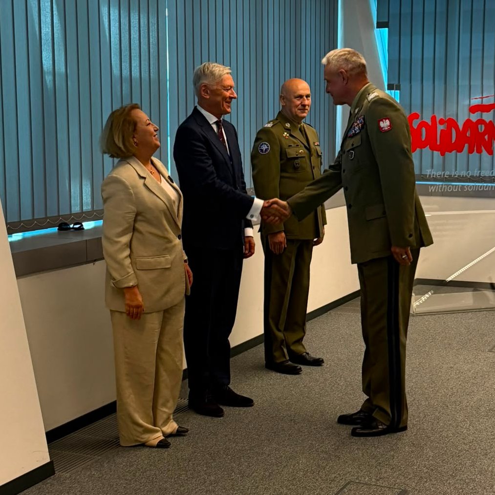 PLinNATO's tweet photo. Ambasador Jacek Najder podczas uroczystego przekazania obowiązków na stanowisku Polskiego Przedstawiciela Wojskowego przy KW NATO i UE:
„Dziękuję Panu Generałowi Sławomirowi Wojciechowskiemu za pracę ramię w ramię w szczególnie wymagających dla polskiego bezpieczeństwa czasach. Jednocześnie cieszę się na kolejny rozdział współpracy z Generałem Piotrem Błazeuszem, którego znam od czasów jego służby w Afganistanie”.
Gen. broni Piotr Błazeusz formalnie obejmie stanowisko w dniu 3 sierpnia.
