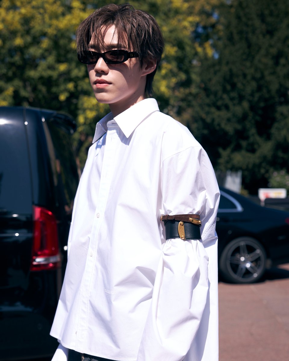 Central_Phuket's tweet photo. PP KRIT AMNUAYDECHKORN IN BALENCIAGA - 55TH COUTURE COLLECTION - SHOW LOOK (SPRING 27 LOOK 85)
#Balenciaga 
#PPKritt
#BalenciagaxPPKRIT
#BalenciagaCouture
#CentralPhuket

เผยภาพเอ็กซ์คลูซีฟของ แบรนด์แอมบาสเดอร์คนสำคัญของ Balenciaga พีพี กฤษฏ์ อำนวยเดชกร ระหว่างเข้าร่วมชมการนำเสนอคอลเล็กชั่นกูตูร์ครั้งที่ 55 ของแบรนด์

พีพีสวมลุคที่ 85 จากคอลเล็กชั่น Balenciaga Spring 27 โดยพีพีสวมเสื้อเชิ้ตทรง Train และกางเกงทรงแบ็กกี้ พร้อมประดับด้วยกำไลข้อมือ City Uptown Triple Bracelet และ City
Uptown Large Snap Bracelet คอมพลีตลุคด้วยรองเท้าดาร์บี้รุ่น Blade

BALENCIAGA เปิดให้บริการแล้ว
📍ชั้น 1 ฝั่งฟลอเรสต้า ศูนย์การค้าเซ็นทรัล ภูเก็ต