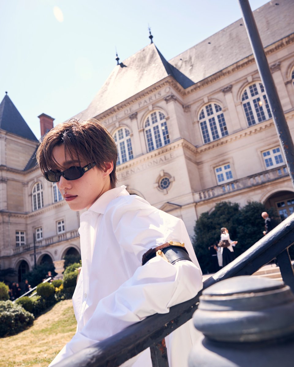 Central_Phuket's tweet photo. PP KRIT AMNUAYDECHKORN IN BALENCIAGA - 55TH COUTURE COLLECTION - SHOW LOOK (SPRING 27 LOOK 85)
#Balenciaga 
#PPKritt
#BalenciagaxPPKRIT
#BalenciagaCouture
#CentralPhuket

เผยภาพเอ็กซ์คลูซีฟของ แบรนด์แอมบาสเดอร์คนสำคัญของ Balenciaga พีพี กฤษฏ์ อำนวยเดชกร ระหว่างเข้าร่วมชมการนำเสนอคอลเล็กชั่นกูตูร์ครั้งที่ 55 ของแบรนด์

พีพีสวมลุคที่ 85 จากคอลเล็กชั่น Balenciaga Spring 27 โดยพีพีสวมเสื้อเชิ้ตทรง Train และกางเกงทรงแบ็กกี้ พร้อมประดับด้วยกำไลข้อมือ City Uptown Triple Bracelet และ City
Uptown Large Snap Bracelet คอมพลีตลุคด้วยรองเท้าดาร์บี้รุ่น Blade

BALENCIAGA เปิดให้บริการแล้ว
📍ชั้น 1 ฝั่งฟลอเรสต้า ศูนย์การค้าเซ็นทรัล ภูเก็ต