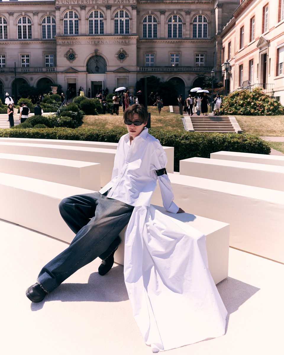 Central_Phuket's tweet photo. PP KRIT AMNUAYDECHKORN IN BALENCIAGA - 55TH COUTURE COLLECTION - SHOW LOOK (SPRING 27 LOOK 85)
#Balenciaga 
#PPKritt
#BalenciagaxPPKRIT
#BalenciagaCouture
#CentralPhuket

เผยภาพเอ็กซ์คลูซีฟของ แบรนด์แอมบาสเดอร์คนสำคัญของ Balenciaga พีพี กฤษฏ์ อำนวยเดชกร ระหว่างเข้าร่วมชมการนำเสนอคอลเล็กชั่นกูตูร์ครั้งที่ 55 ของแบรนด์

พีพีสวมลุคที่ 85 จากคอลเล็กชั่น Balenciaga Spring 27 โดยพีพีสวมเสื้อเชิ้ตทรง Train และกางเกงทรงแบ็กกี้ พร้อมประดับด้วยกำไลข้อมือ City Uptown Triple Bracelet และ City
Uptown Large Snap Bracelet คอมพลีตลุคด้วยรองเท้าดาร์บี้รุ่น Blade

BALENCIAGA เปิดให้บริการแล้ว
📍ชั้น 1 ฝั่งฟลอเรสต้า ศูนย์การค้าเซ็นทรัล ภูเก็ต