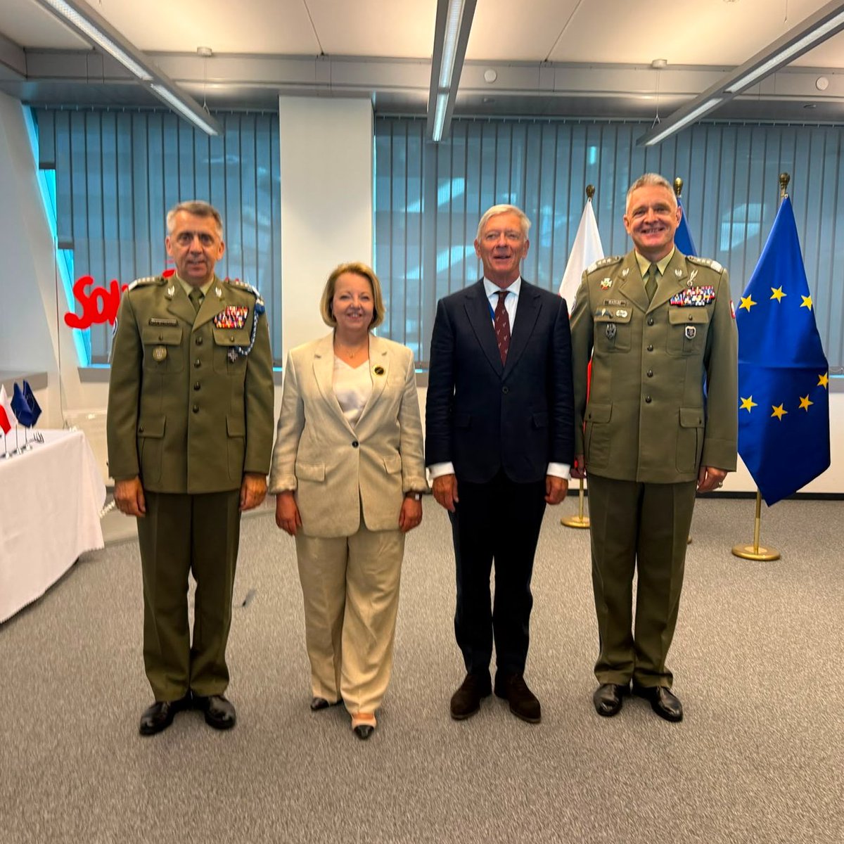 PLinNATO's tweet photo. Ambasador Jacek Najder podczas uroczystego przekazania obowiązków na stanowisku Polskiego Przedstawiciela Wojskowego przy KW NATO i UE:
„Dziękuję Panu Generałowi Sławomirowi Wojciechowskiemu za pracę ramię w ramię w szczególnie wymagających dla polskiego bezpieczeństwa czasach. Jednocześnie cieszę się na kolejny rozdział współpracy z Generałem Piotrem Błazeuszem, którego znam od czasów jego służby w Afganistanie”.
Gen. broni Piotr Błazeusz formalnie obejmie stanowisko w dniu 3 sierpnia.