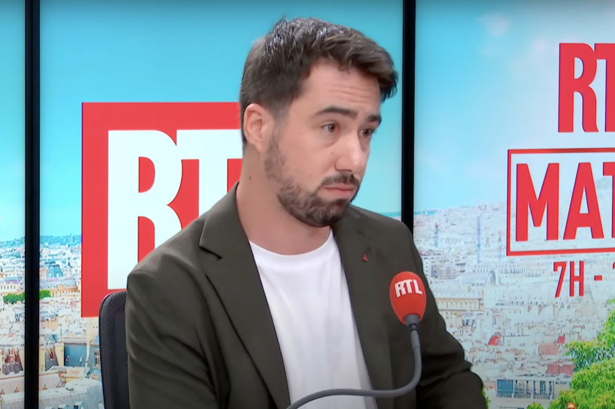 JusteMilieu3's tweet photo. 🚨 Andy Kerbrat : sa drogue payée avec l'argent public. 
Il revient à l'Assemblée. Et tout le monde applaudit. 👏

Le 17 octobre 2024, il est arrêté en achetant de la drogue à un dealer mineur dans le métro.
En février 2025, il pleure sur France 2 et balance que les livraisons de drogue à l'Assemblée, c'est « tout le monde fait ça ».

En 2026, il reprend son siège. Business as usual.

📍 L'argent public : plus de 13 000 euros retirés en liquide sur son enveloppe parlementaire, pour des dépenses personnelles atteignant 25 000 euros. Il dit que ça n'a pas servi à acheter de la drogue. Les juges verront.
📍 La révélation : sur France 2, dans Envoyé Spécial, il confirme que de la drogue se fait livrer jusque dans les murs de l'Assemblée nationale. Personne ne rebondit. Personne n'enquête. Personne ne démissionne.
📍 Le retour : aucun mécanisme institutionnel ne permet de contraindre un élu à rendre son siège. Alors il revient, souriant, et ses collègues l'ont encouragé à « se faire soigner ». On appelle ça de la solidarité.

L'Assemblée nationale : là où on vote les lois antidrogue le matin et où on se fait livrer le soir. 

L'article complet en premier commentaire 👇