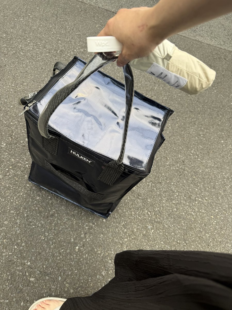 hdk_nak's tweet photo. 今よく宣伝されているやつ買ってみた。

タイヤの性能がいいので横につけてスルスル引っ張れる。MAXまで重いもの入れたらどうなるだろう？

長い紐を後ろ手に引くと、スーツケースと違って踵に引っかかるのが難点。

週末コストコ持って行ってみる。 https://t.co/2KzlHmYi7O